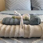 Spacious Guest Studio - En-Suite - Central - Calm View
